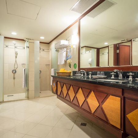 Formosan Naruwan Hotel Taitung Exterior foto A bathroom in a hotel