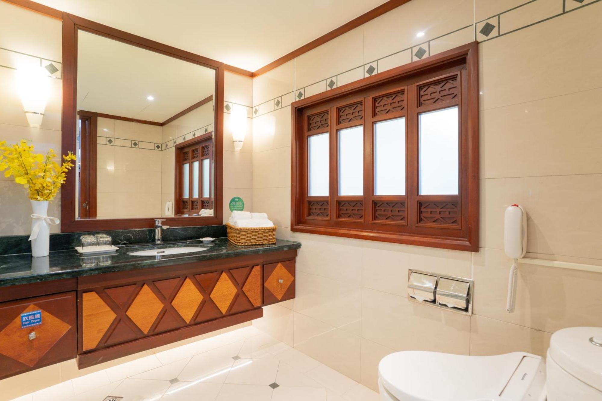Formosan Naruwan Hotel Taitung Exterior foto A bathroom in a hotel