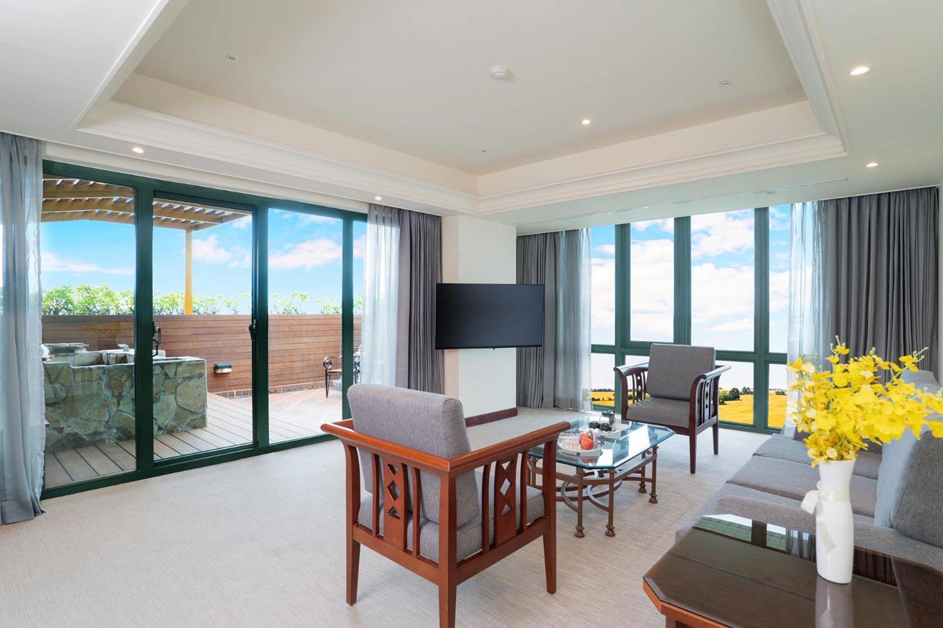 Formosan Naruwan Hotel Taitung Exterior foto A living room in a suite at the hotel